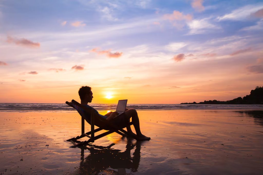 hombre-leyendo-playa